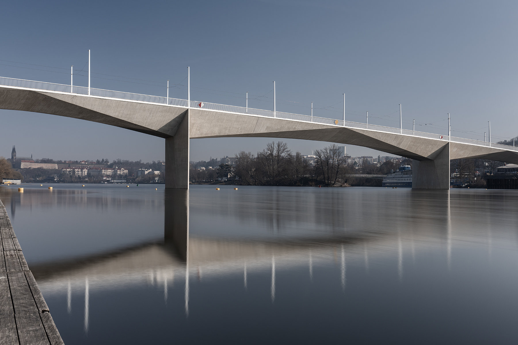 Cesta přes most trvá pěšky necelých pět minut. (Pražanům se otevře Dvorecký most; ATELIER 6)