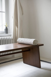 Autorská lavička od designérek (Apartmán v Laichterově domě, Other Projects Studio)