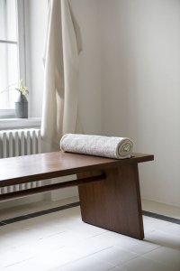 Autorská lavička od designérek (Apartmán v Laichterově domě, Other Projects Studio)