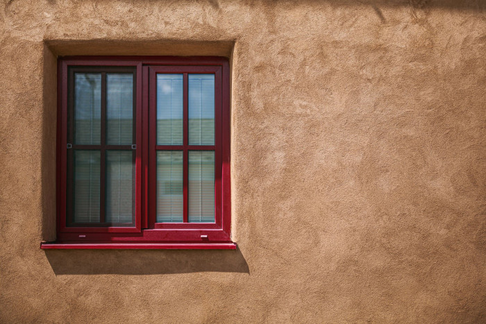 Fasády vynikají vysokou difuzní otevřeností, což umožňuje efektivní odvod vlhkosti z konstrukce. (Vápenné omítky od Hlinařů)