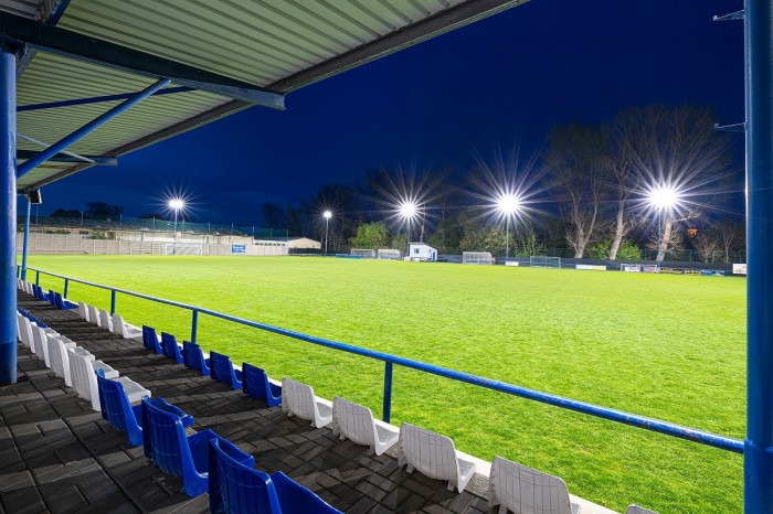 Společnost LEDVANCE dodává kvalitní osvětlení pro veřejná sportoviště, hřiště a stadiony. Příkladem jejich práce je osvětlení fotbalového hřiště klubu RAFK Rajhrad