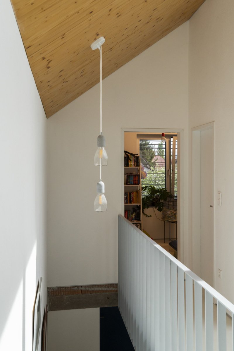 V patře se nacházejí dětské pokoje, ložnice a WC. (Úzký patrový dům v Žilině, architektonické studio treea - architekt Peter Kasman.)