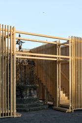 V Hradci Králové si připomínají 800 let od první zmínky o městě. Při té příležitosti vznikla kolem studny na náměstí dřevěná umělecká instalace.