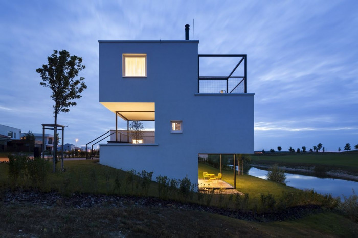 Obydlí v objetí golfu, 3x3,