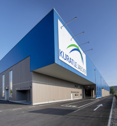 Mezi inspirativní projekty v sektoru výrobních a skladovacích hal patří například logistické centrum společnosti Kuratle & Jaecker ve Švýcarsku.