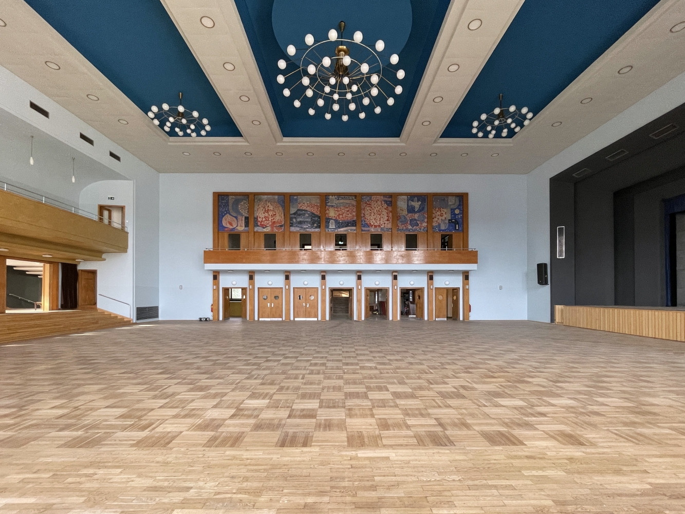 Sál kulturního domu má nový kabát. (Nové bar(v)y v Domě kultury Ústí nad Labem; 3+1 architekti)