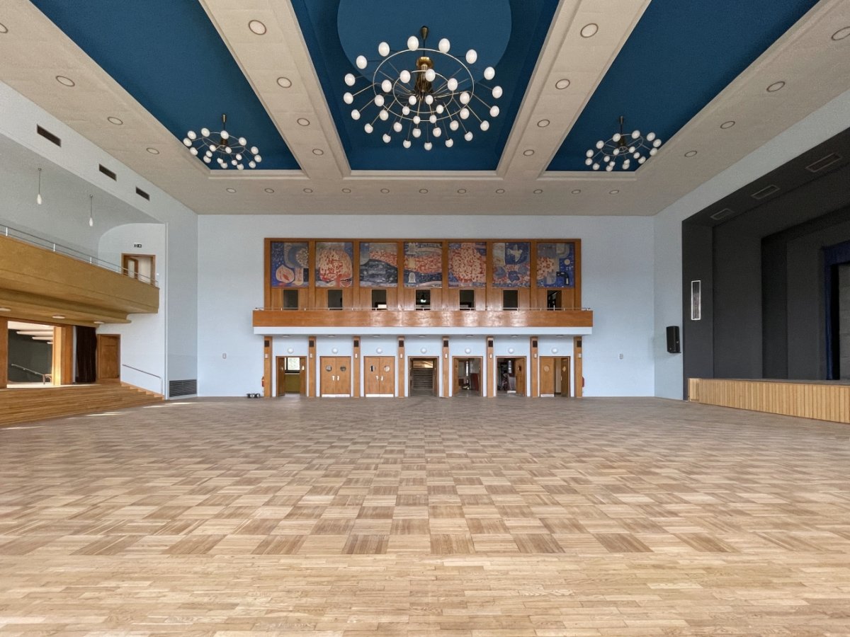 Sál kulturního domu má nový kabát. (Nové bar(v)y v Domě kultury Ústí nad Labem; 3+1 architekti)