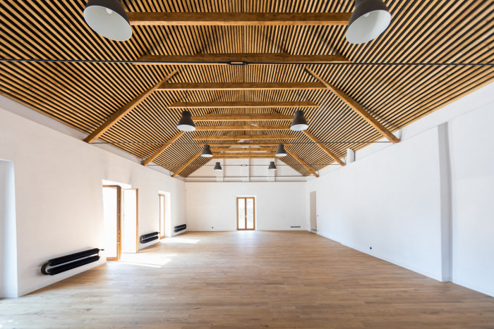 Rekonstrukce hospody se sálem v Máslovicích od bod architekti