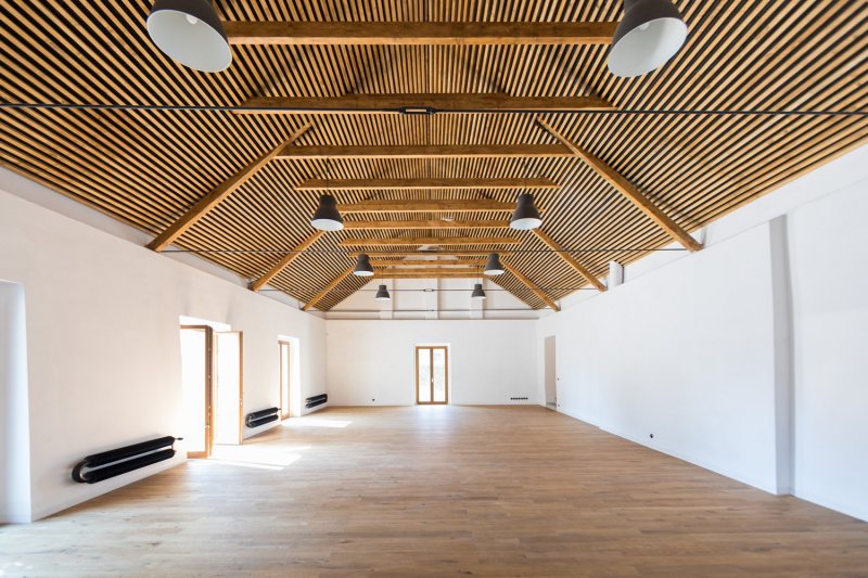Rekonstrukce hospody se sálem v Máslovicích od bod architekti