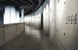 Za novým návštěvnickým centrem osady Ploština stojí studio Art Consultancy.