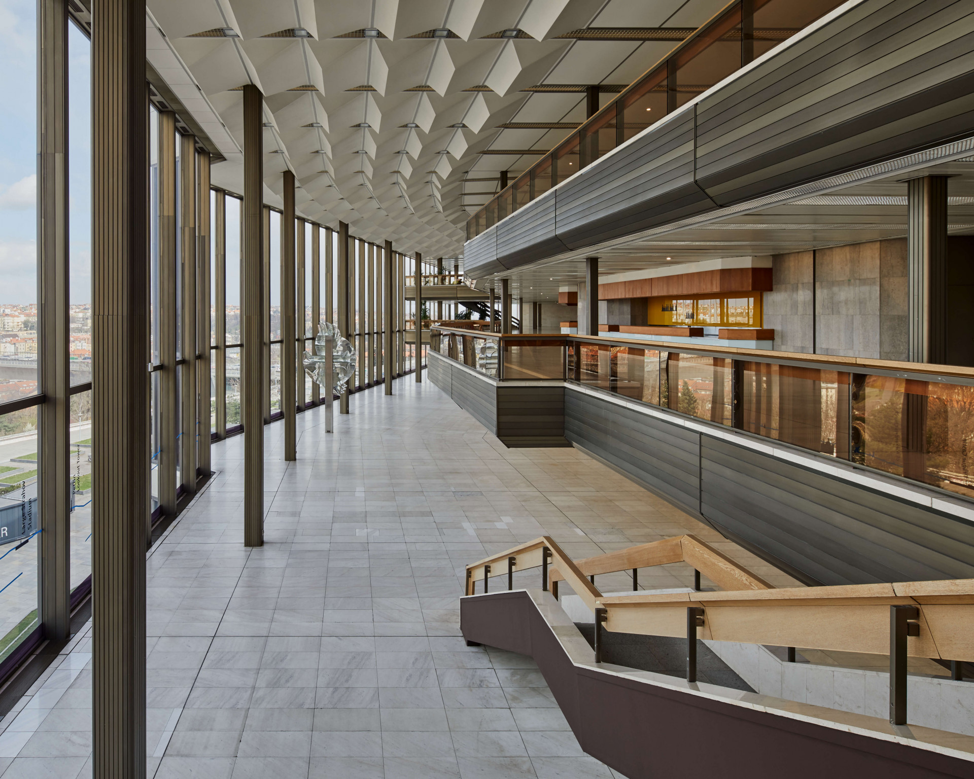 Budova měla fungovat jako sjezdový palác - proto byl projekt od začátku velmi podrobně hlídaný stranou. Kvůli tomu byl také projekt přiklepnut "prověřenému" Vojenskému projektovému ústavu a to na úkor kolektivu významných architektů Jana Šrámka, Jana Bočana a Zdeňka Rothbauera, kteří v soutěži konané mezi lety 1972-74 předložili kvalitnější návrh.