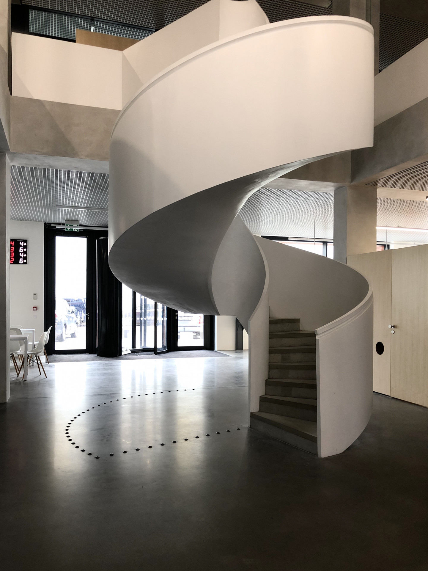 Vstupní dvoraně radnice vévodí točité schodiště