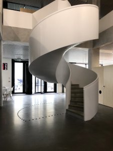 Vstupní dvoraně radnice vévodí točité schodiště