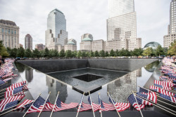 Bazény památníku jsou největšími umělými vodopády v Severní Americe.