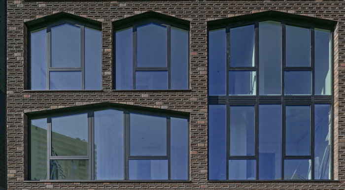 Amsterdam rovná se cihlové fasády. S touhle myšlenkou WE Architecten navrhli bytový dům s cihlovým obkladem