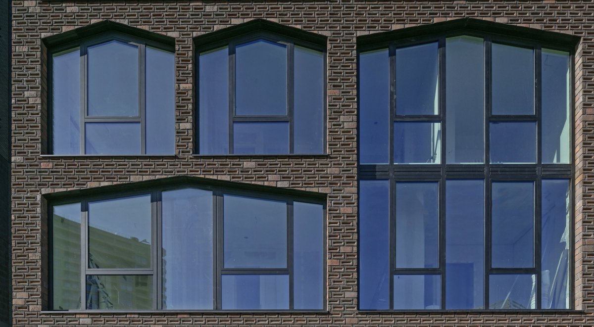 Amsterdam rovná se cihlové fasády. S touhle myšlenkou WE Architecten navrhli bytový dům s cihlovým obkladem