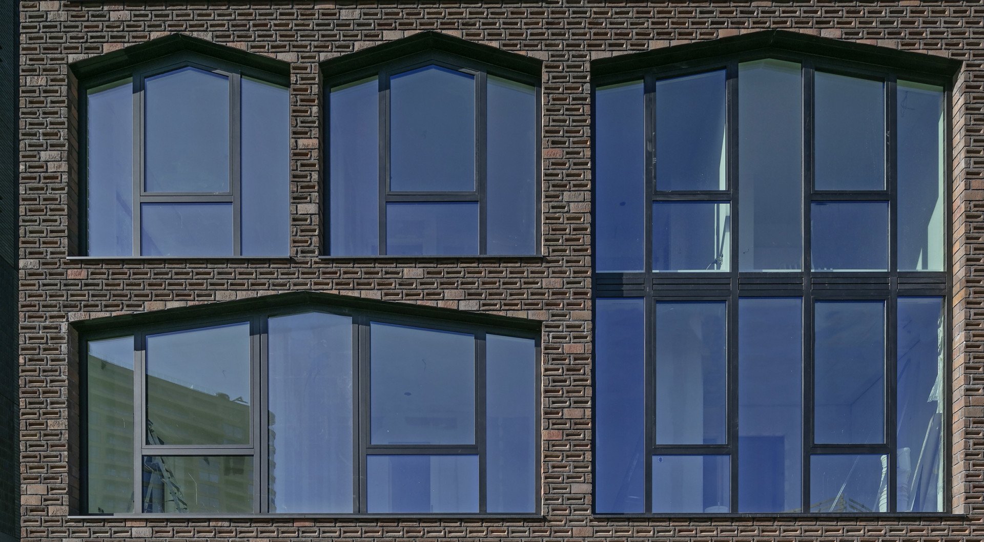 Amsterdam rovná se cihlové fasády. S touhle myšlenkou WE Architecten navrhli bytový dům s cihlovým obkladem
