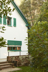 Pohled na štítovou stěnu domu (Rodinný dům Chřibská od 0,5 Studio)