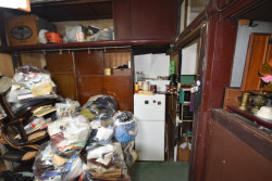 Některé byty jsou jako časové kapsle - je tu všechno zanecháno jako kdysi.