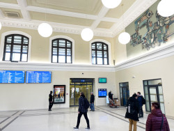 Interiér nádraží po rekonstrukci (Rekonstrukce vlakového nádraží v Českých Budějovicích; A8000)