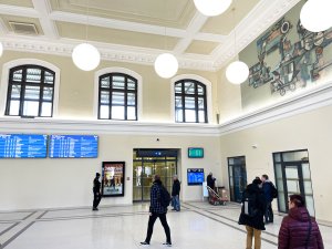 Interiér nádraží po rekonstrukci (Rekonstrukce vlakového nádraží v Českých Budějovicích; A8000)