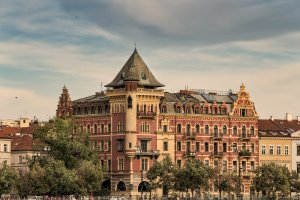 Palác Bellevue nedaleko Karlova mostu