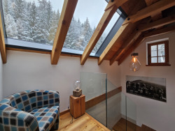 Celá chalupa je dostatečně prosklená. 