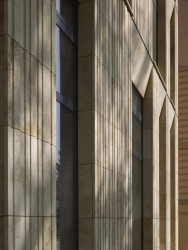 Rekonstrukce a dostavba Korejského velvyslanectví v Praze, SIAL architekti a inženýři spol. s r.o.: Fasádu přístavby tvoří travertinový obklad s vertikálním kanelováním