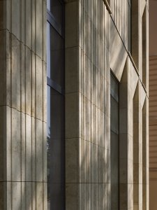 Rekonstrukce a dostavba Korejského velvyslanectví v Praze, SIAL architekti a inženýři spol. s r.o.: Fasádu přístavby tvoří travertinový obklad s vertikálním kanelováním