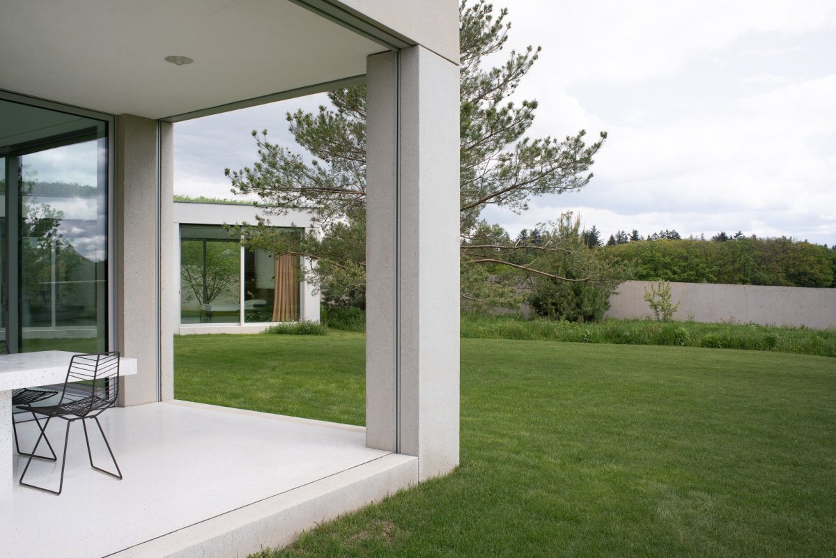 Venkovní jídelna a společenská část zahrady. (Vila za Prahou, Nacházel architekti)