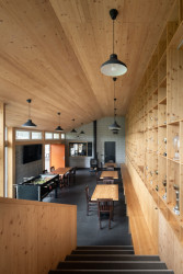 Pohled do klubovny (Zázemí sportovního klubu ve Studenci, ateliér CHRAMA)