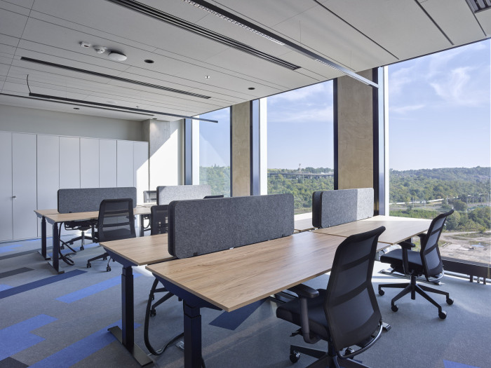 Výškově nastavitelný stůl s paravány SETUP od PROFIL NÁBYTEK