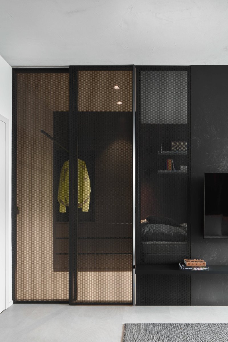 Ze stejného materiálu jsou taky dveře šatny. (Apartmán v Jizerských horách, MAVA ARCHI)