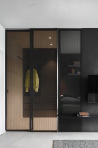 Ze stejného materiálu jsou taky dveře šatny. (Apartmán v Jizerských horách, MAVA ARCHI)