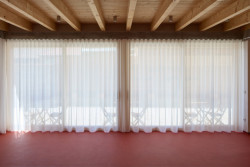 Jógové studio s prosklenou stěnou do dvora