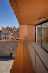 V domě se nachízí celkem 27 bytů o dispozicích od 2+kk po 4+kk a s velikostmi od 60 do 250 metrů čtverečních. (Rezidence U Milosrdných na Starém Městě od Fránek Architects)