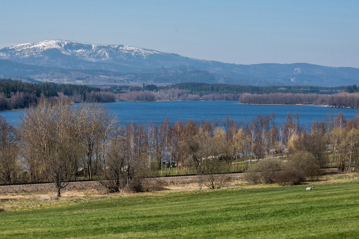 Současný pohled na vodní nádrž Lipno v místě srdce Vltavy.