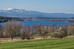 Současný pohled na vodní nádrž Lipno v místě srdce Vltavy.