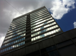 Zdeněk Kuna / Olivier Honke-Houfek / Zdeněk Stupka: Strojimport, 1961-1971, současný stav – pohled na jižní fasádu. Zdeněk Kuna: Československý zastupitelský úřad, Milán, 1971 až 1976, dobová fotografie.