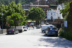 Náves před zásahem architektů fungovala jako parkoviště.