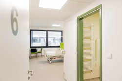 Pardubický kraj má nový pavilon urgentního příjmu. V orientaci zde pomáhají barvy.