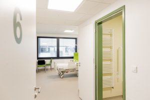 Pardubický kraj má nový pavilon urgentního příjmu. V orientaci zde pomáhají barvy.