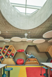 Světlíky orientované na sever přivádějí denní světlo a umožňují provětrání budovy. (ZŠ bratří Fričů v Ondřejově; ATELIER 6)