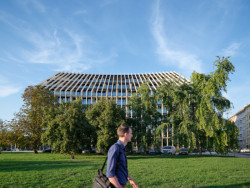 Nový Victoria Palace na Vítězném náměstí v pražských Dejvicích se liší od všeho kolem, a sklidil za to kritiku. Porota ceny je ale jiného názoru. Podle ní dům "představuje do detailu propracované urbanistické zasazení velké obytné budovy do historického kontextu." Navrhli Jakub Cigler Architekti.

