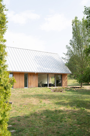 Velké francouzské okno umožňuje vyjít na terasu. (Dům mezi stromy; Studio COSMO)