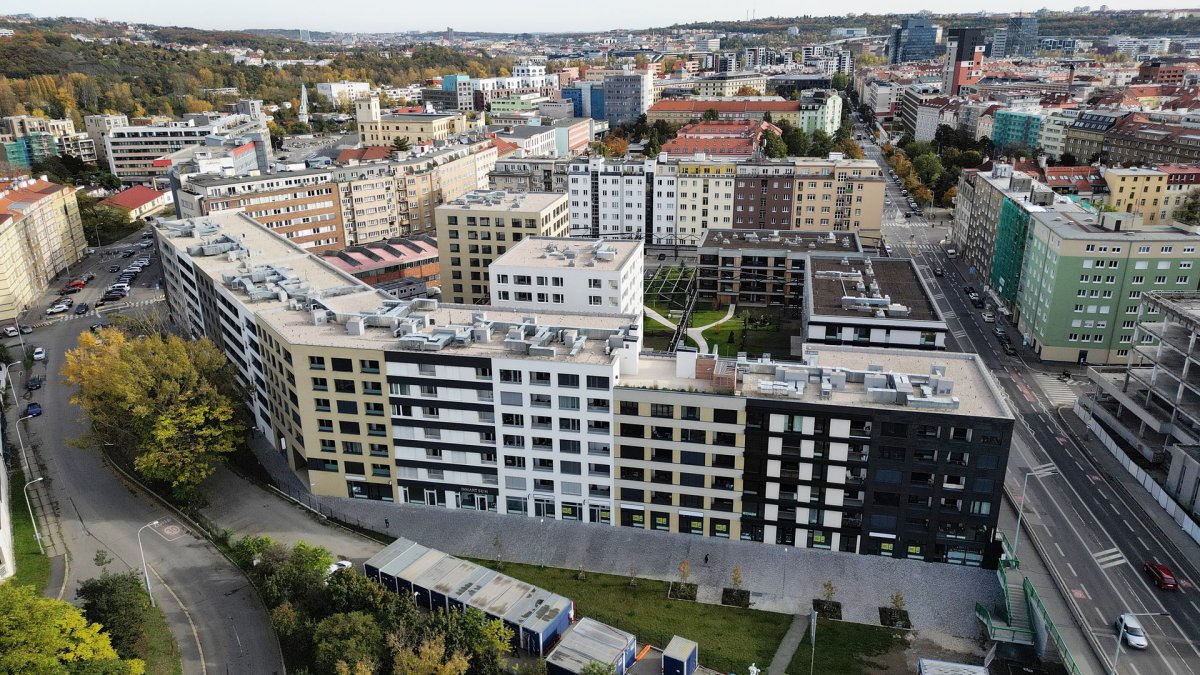Pohled na areál zrevitalizovaného brownfieldu (Rezidenční bydlení vzniklo z holešovického brownfieldu; A69 architekti)