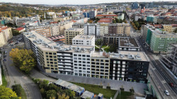 Pohled na areál zrevitalizovaného brownfieldu (Rezidenční bydlení vzniklo z holešovického brownfieldu; A69 architekti)