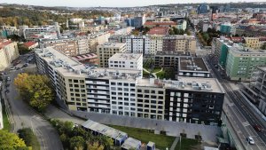 Pohled na areál zrevitalizovaného brownfieldu (Rezidenční bydlení vzniklo z holešovického brownfieldu; A69 architekti)