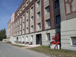 Celkové zásahy do původní budovy byly minimální, autoři rekonstrukce se snažili neporušit pravdu materiálů, typickou pro industriální stavby i zrod české moderny.