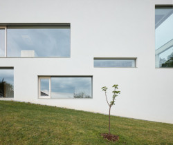 Rodinný dům ve svahu, masparti